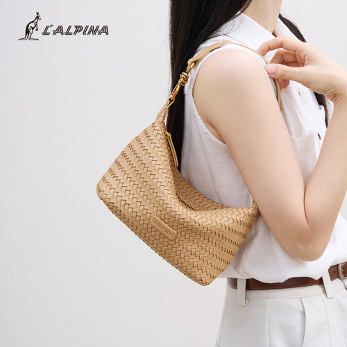 LALPINA手工编织饺子包斜挎女包