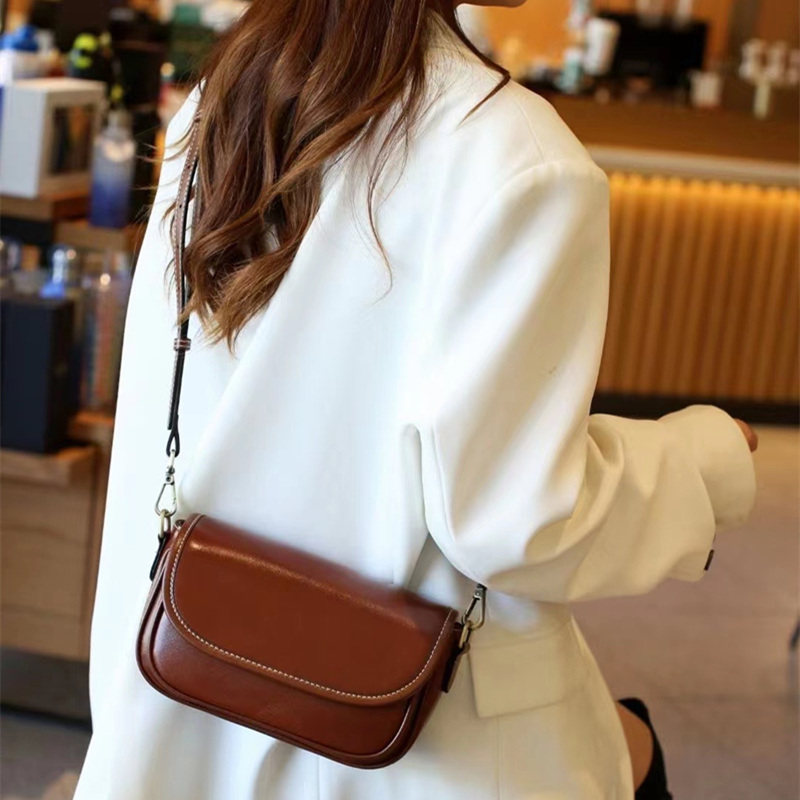 真皮牛包女包2023新款潮斜挎包小众单肩包复古时尚休闲单肩小方包