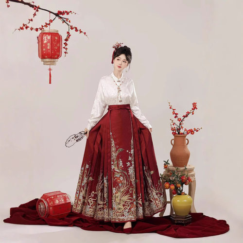 祥瑞汉服女新中式2025新款红色织金马面裙套装订婚新娘敬酒服婚服