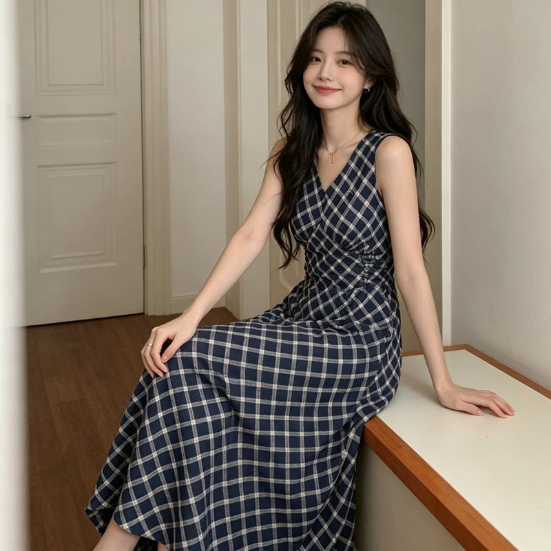 2026夏微胖大码女装胖mm藏蓝色格纹v领背心连衣裙女秋季显瘦裙子
