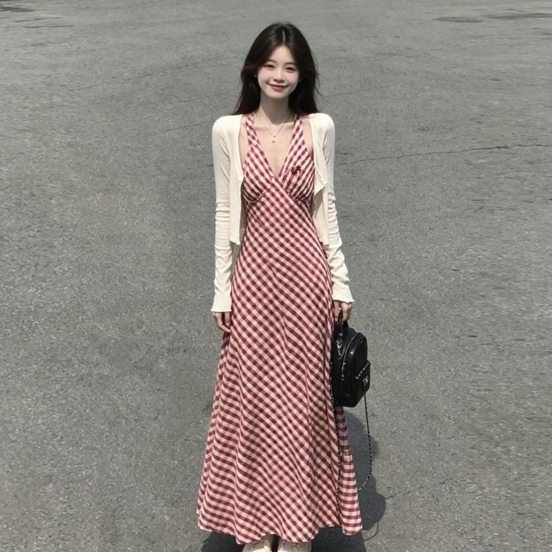 法式复古红色挂脖格子连衣裙女夏季设计感绝美海边度假风吊带长裙