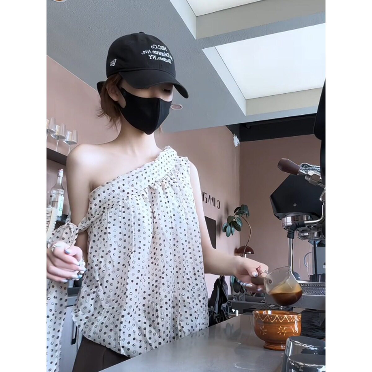 不规则斜肩波点雪纺背心女夏新款温柔风宽松百搭薄款漂亮小衫上衣