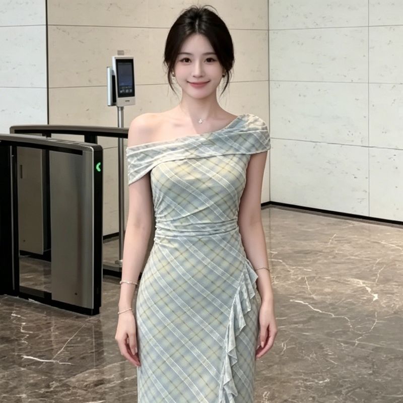 夏季百搭温柔风不规则荷叶边连衣裙女2026新款格纹斜肩收腰长裙子