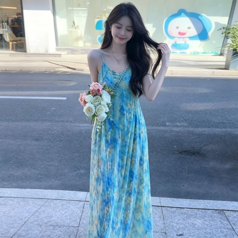 法式蓝色碎花吊带连衣裙子女夏季2026新款巨好看海边度假沙滩长裙