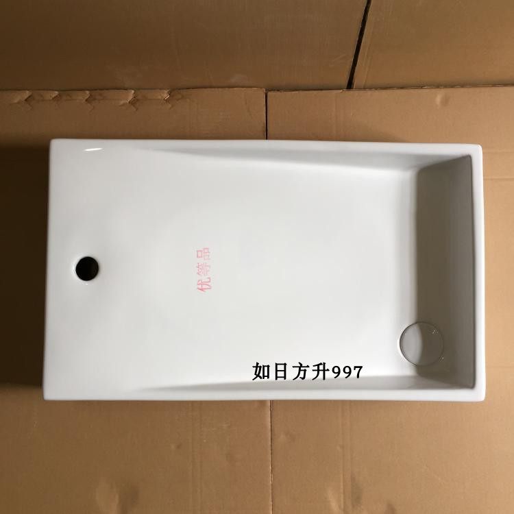 洗手间侧边下水台上盆
