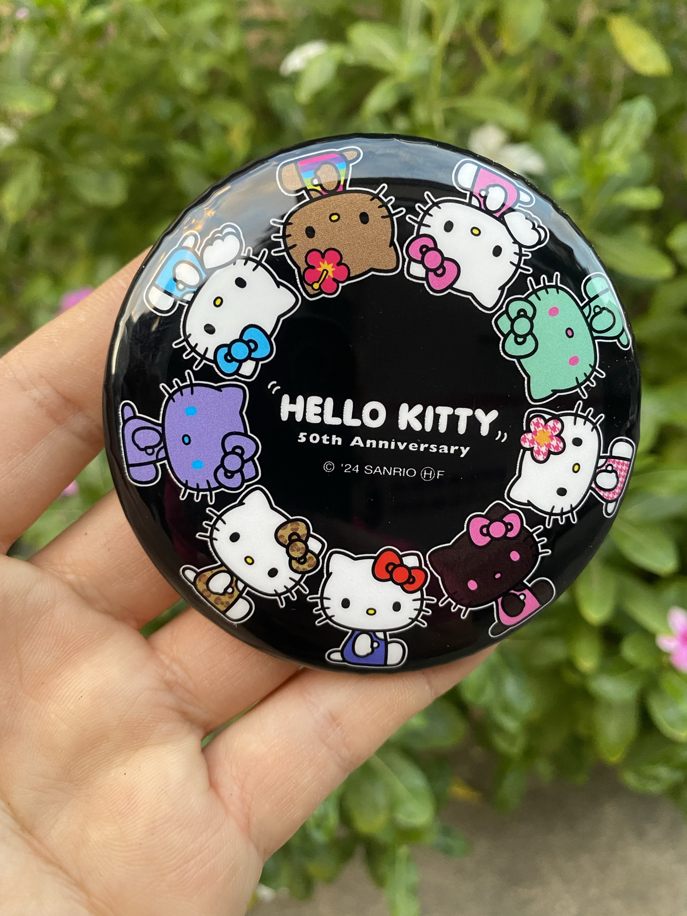 HelloKitty卡通徽章50周年摆件可爱桌面装饰配饰猫咪主题礼物胸章