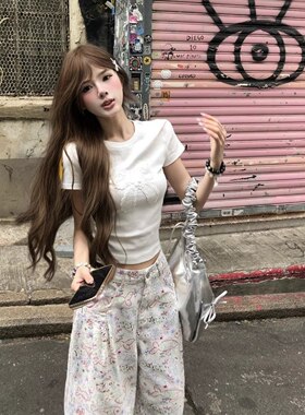 白色蝴蝶结刺绣圆领短袖T恤女夏季2026新款辣妹短款正肩绝美上衣
