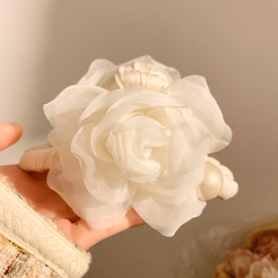 月芷白茶法式 白色山茶花朵抓夹女高级感发夹后脑勺盘发鲨鱼夹头饰
