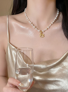 高级感白色珍珠小马吊坠项链