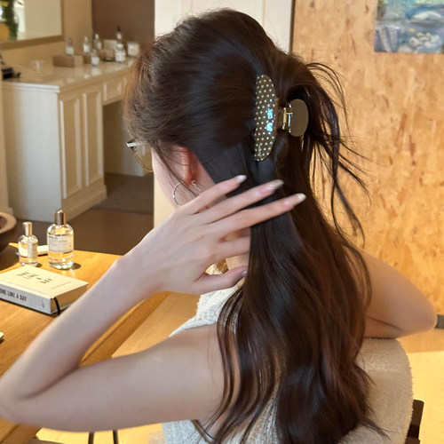 复古波点抓夹女精致后脑勺盘发