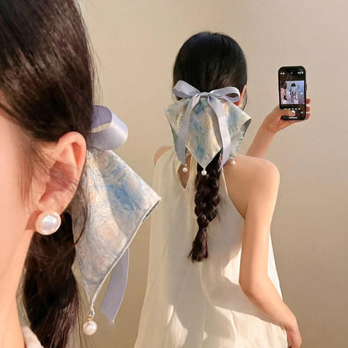 蓝色晕染珍珠缎面方巾马尾抓夹女