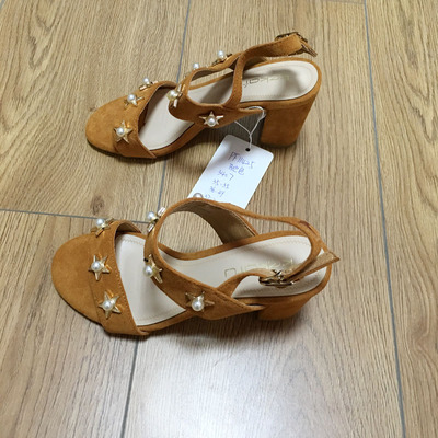 PF11425时尚品牌女鞋折扣