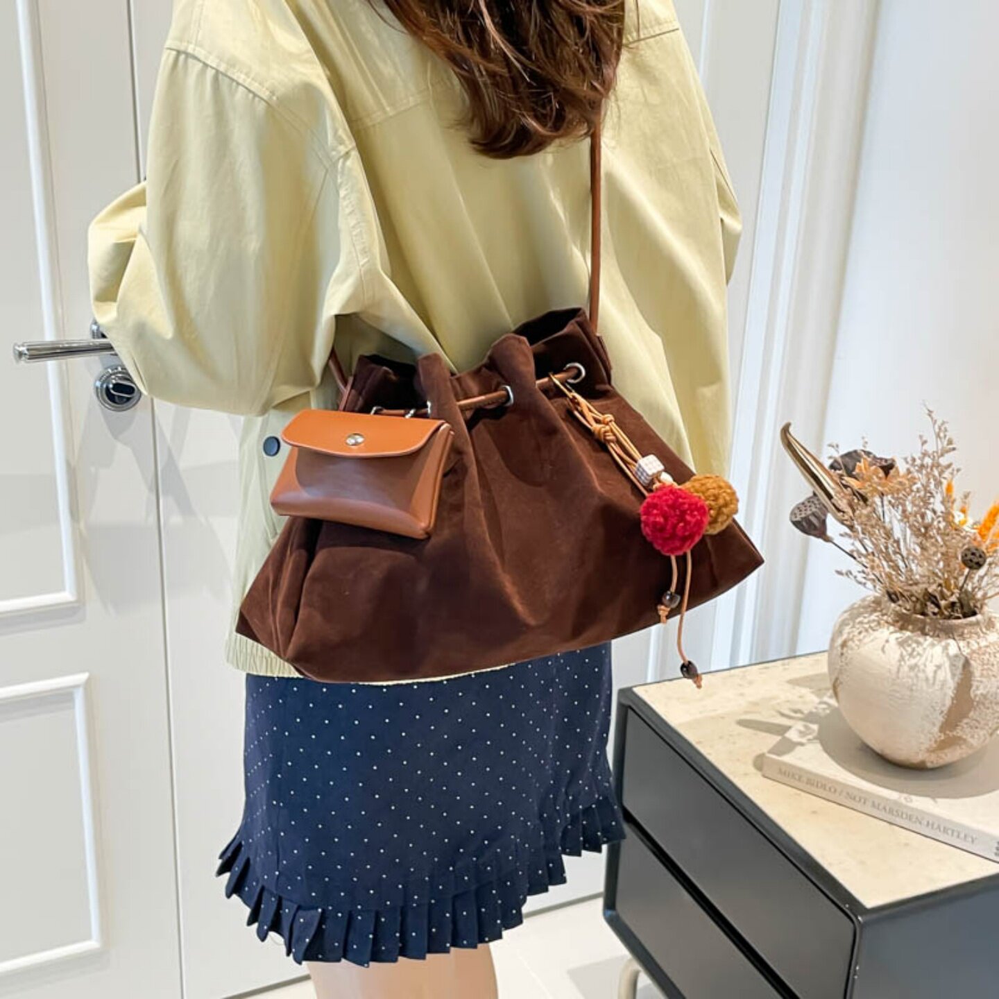 绒布包女大容量2025新款秋冬休闲褶皱单肩斜挎包高级感爆款水桶包