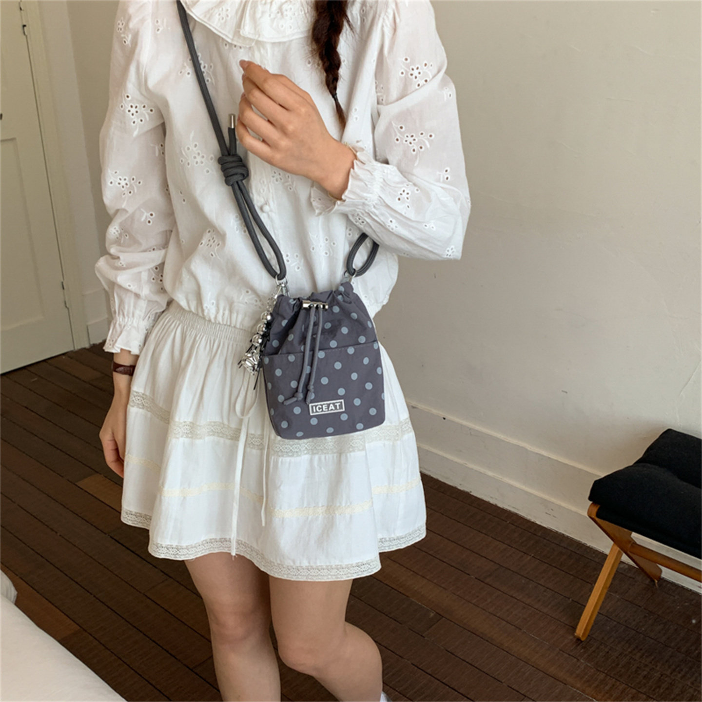可爱波点少女斜挎包包女抽绳单肩通勤包休闲水桶包旅行便携手机包