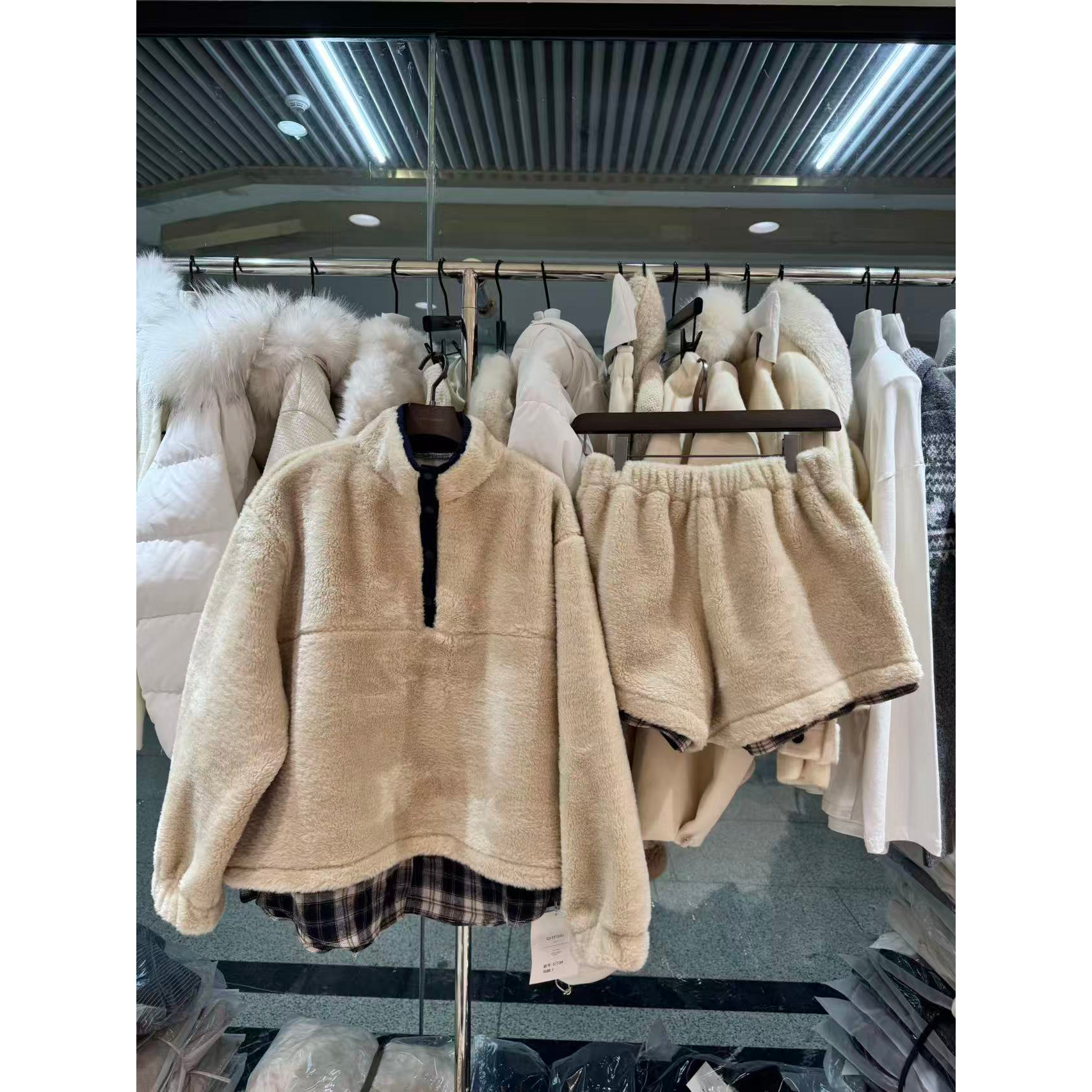 WH JIA冬季时尚半拉链拼接格纹毛绒厚款长袖上衣+休闲短裤两件套