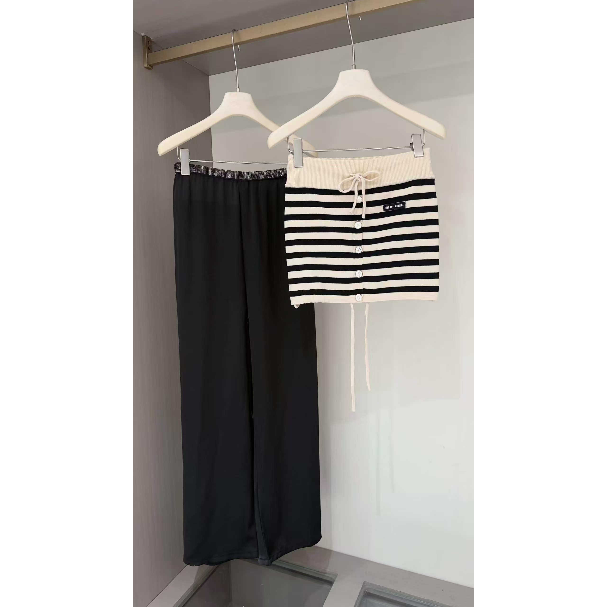 WH JIA夏时尚条纹系带纽扣针织抹胸背心上衣+烫钻高腰休闲裤套装