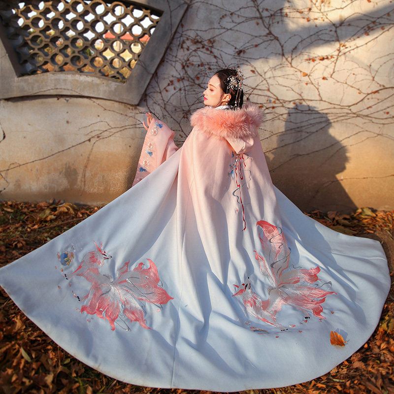 陛下兰他惜原创汉服九尾狐大毛领重工渐变绣花长款斗篷毛呢披风女