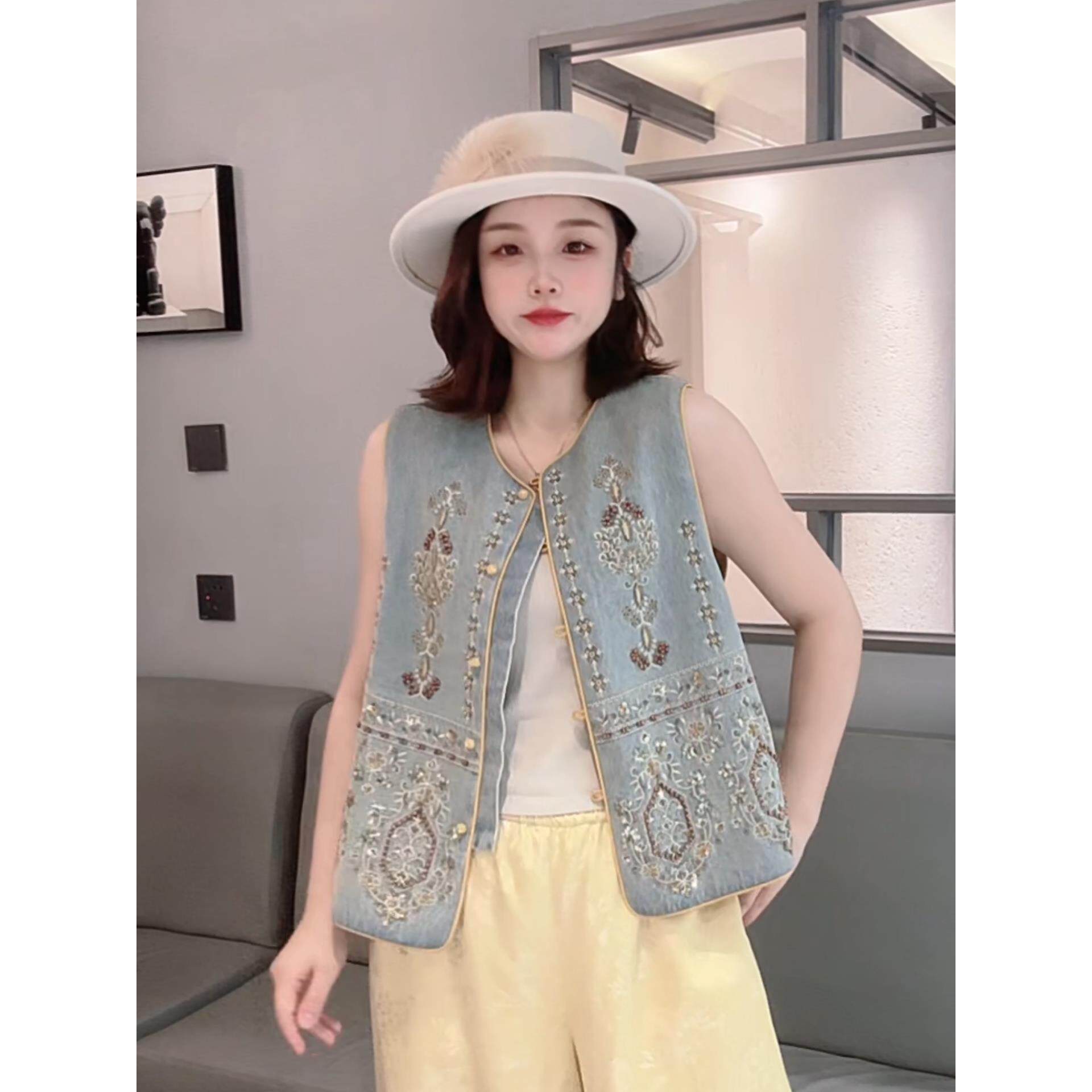 新中式国风重工刺绣牛仔马甲女2026年春季新款单排扣百搭背心上衣