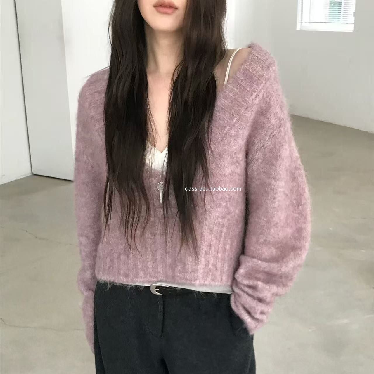 class韩国直邮121011 nuese 韩代2025款  氛围感深V领毛衣