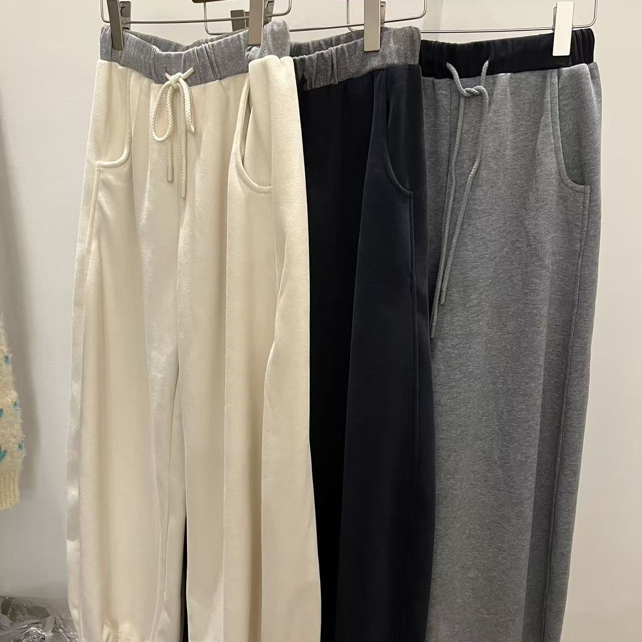 class韩国直邮112310 Sierra韩代2025腰头拼色款牛奶绒可束脚卫裤