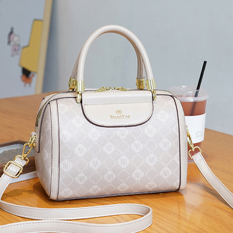 高级感手提斜挎枕头包包女士2025新款小众质感波士顿今年流行女款