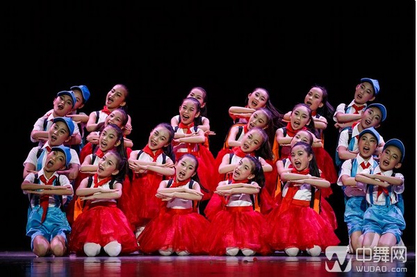 诗歌朗诵我是红领巾合唱服新款