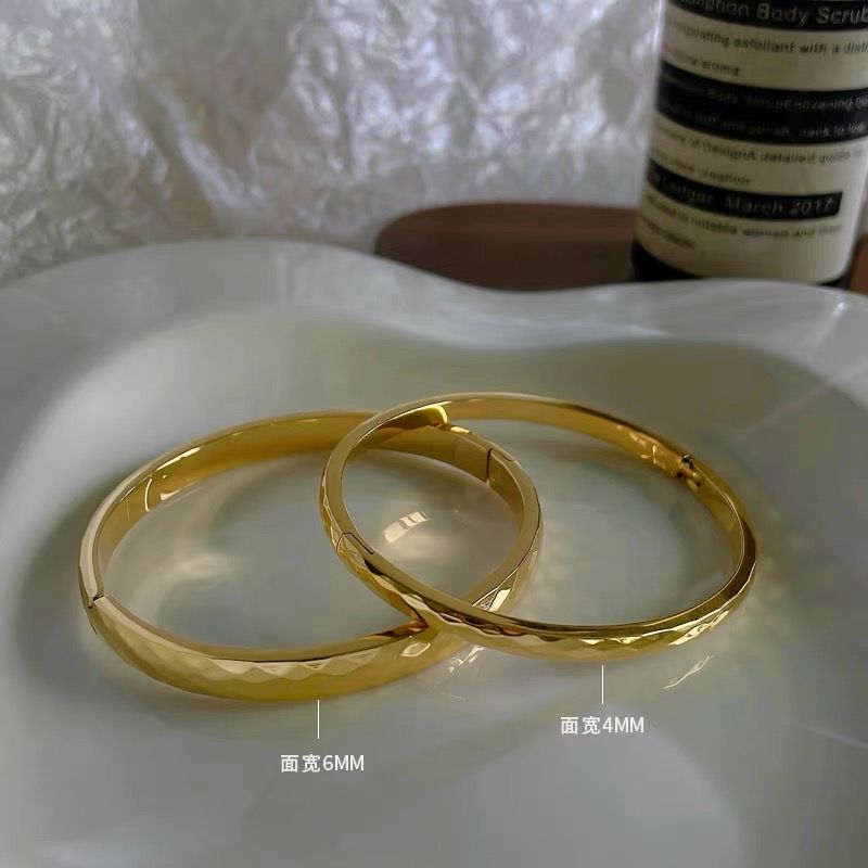 钛钢 菱形花纹内弧手镯女简约素圈百搭镯子气质高级感贵妃镯