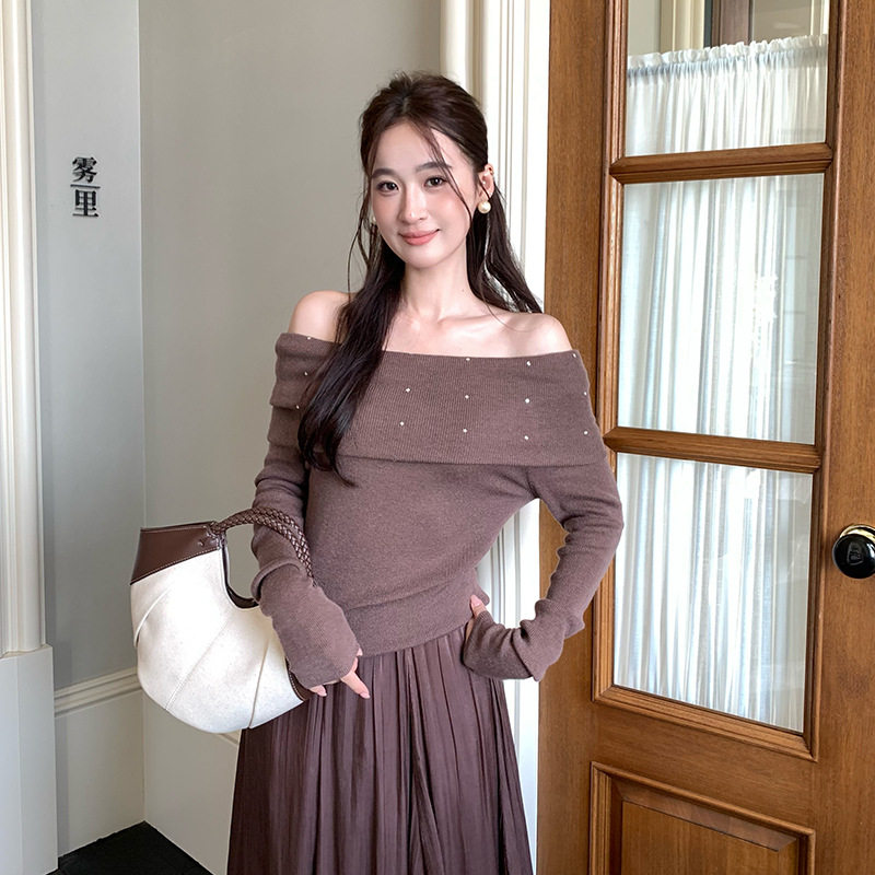 早秋一字肩烫钻针织上衣女温柔露肩翻领修身长袖氛围感气质打底衫