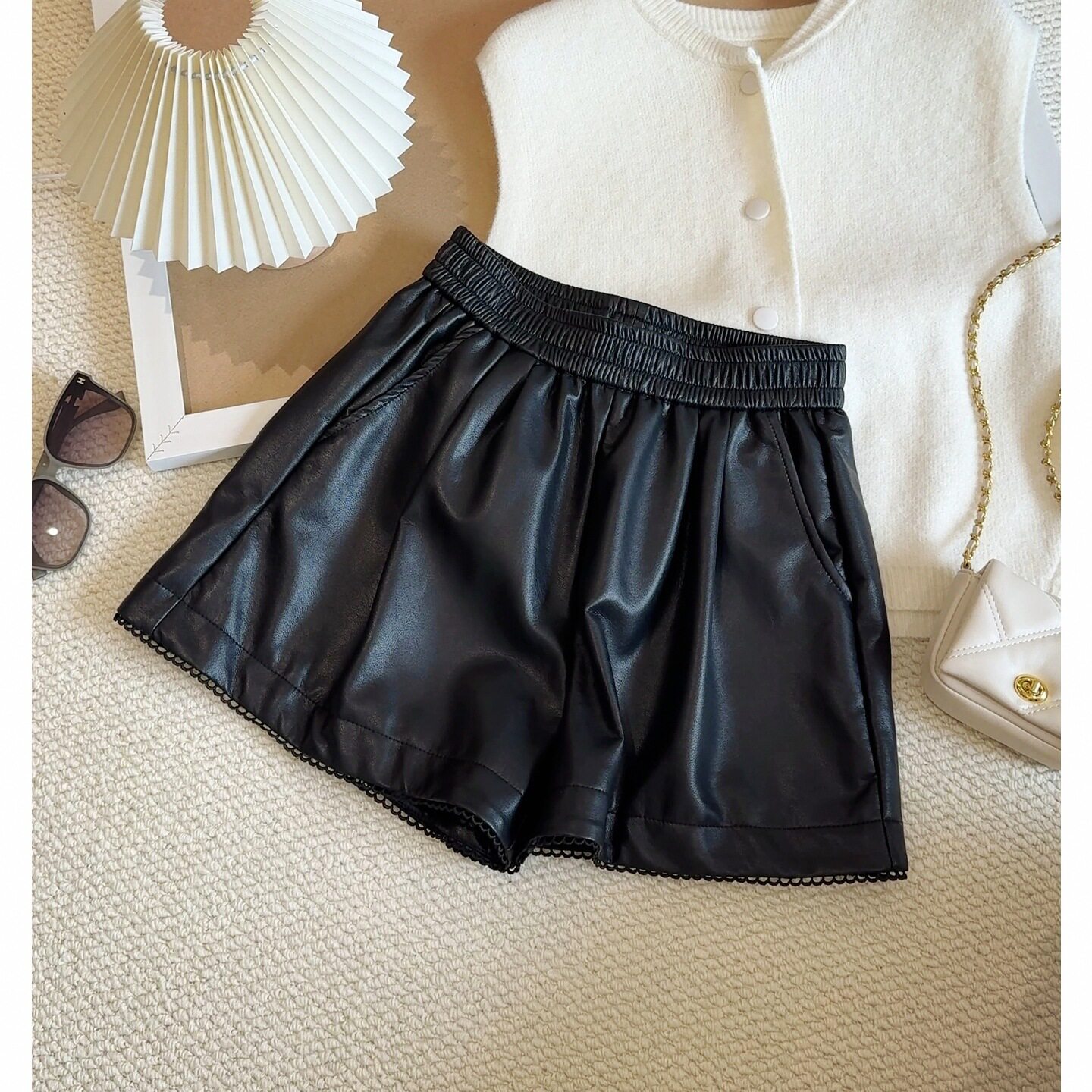 黑色蛋白pu皮高腰短裤女秋冬年新款显瘦蕾丝花边休闲a字靴裤