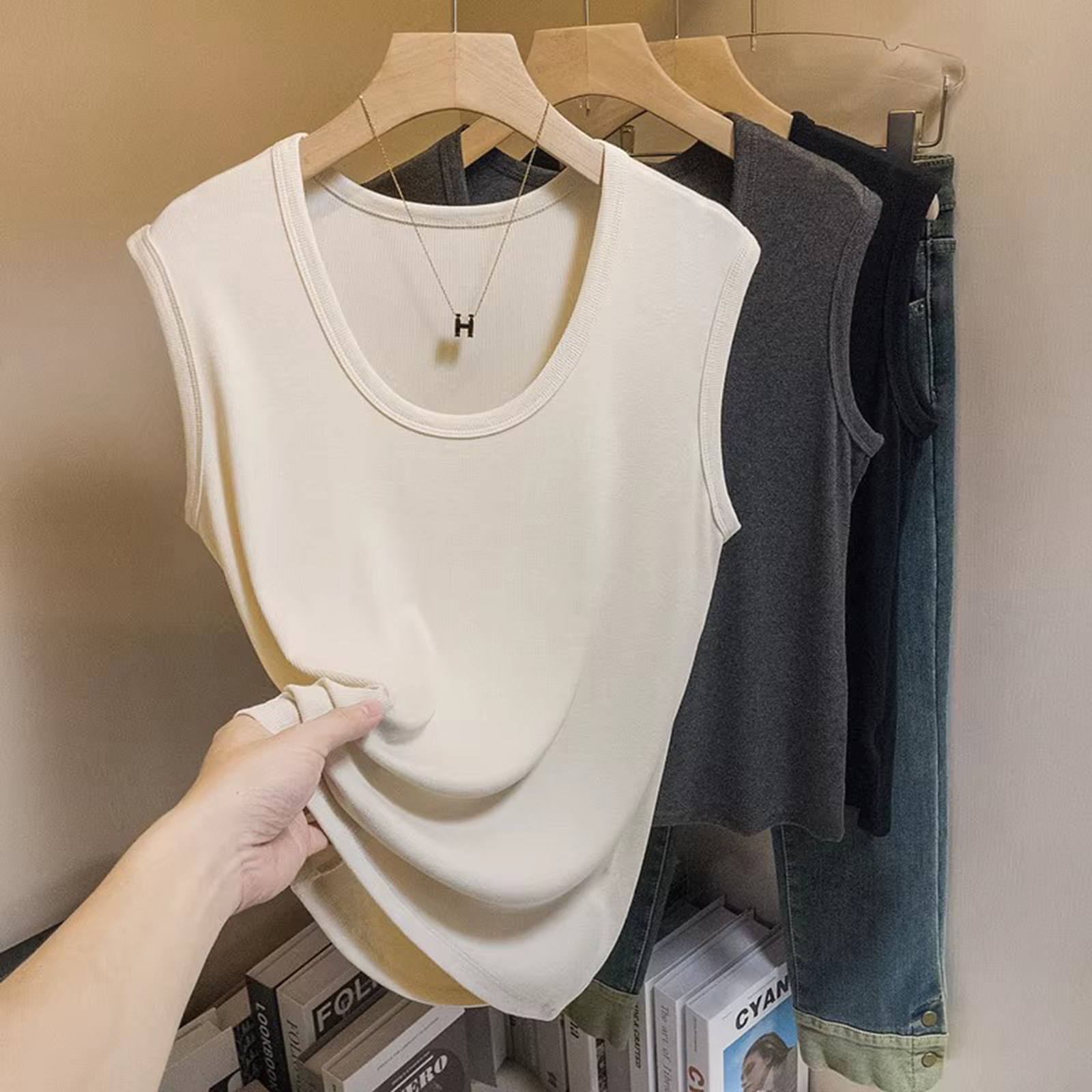 夏季杏色冰丝小吊带背心女薄款外穿简约百搭宽肩带遮副乳U领上衣