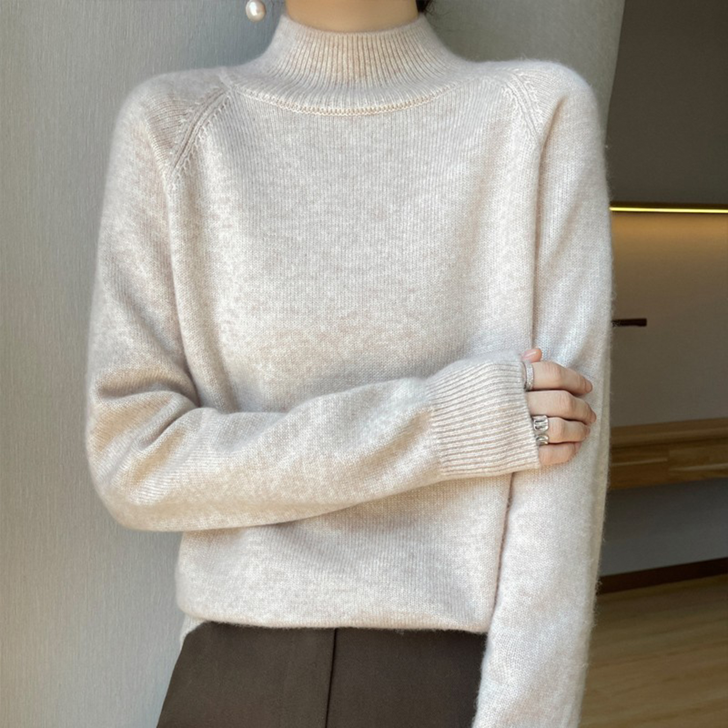 驼色半高领针织打底衫