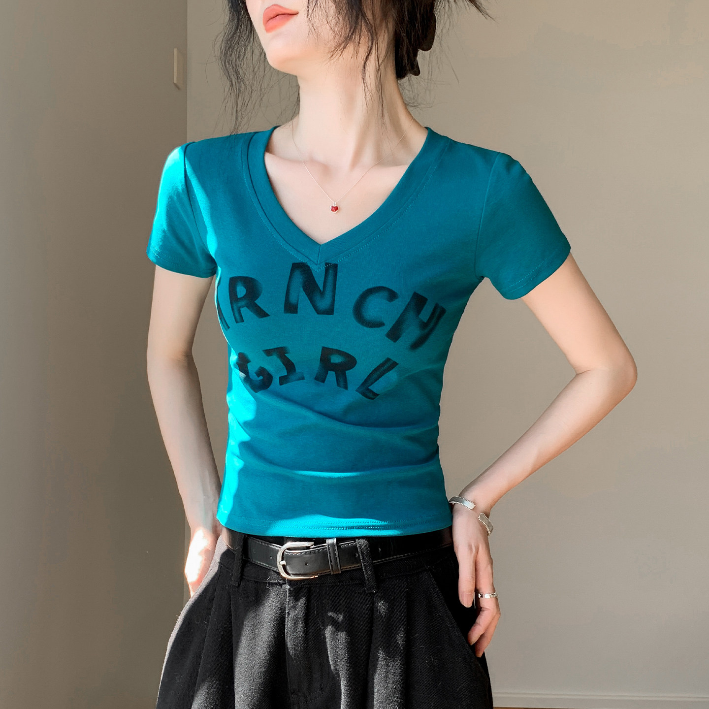 休闲韩版V领正肩字母印花短袖T恤女2026夏季新款修身显瘦别致上衣