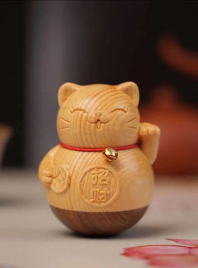 桧木雕刻可爱招财猫铃铛猫咪摆饰实木手把雕刻动物小猫摆件工艺品