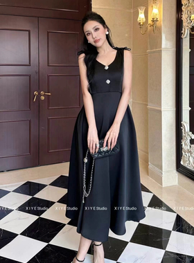 新款柔光缎面料蝴蝶结镶钻V领无袖高腰修身大摆黑色高级A字连衣裙