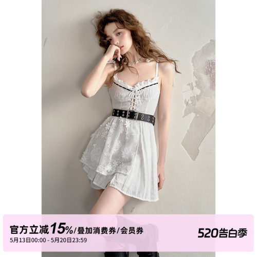 白色绣花多层拼接蝴蝶结吊带裙