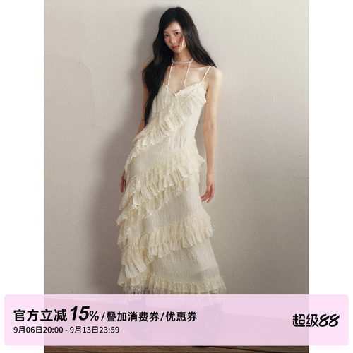 1P STUDIO 米白色蕾丝木耳边吊带连衣裙女秋装季褶皱肌理无袖长裙