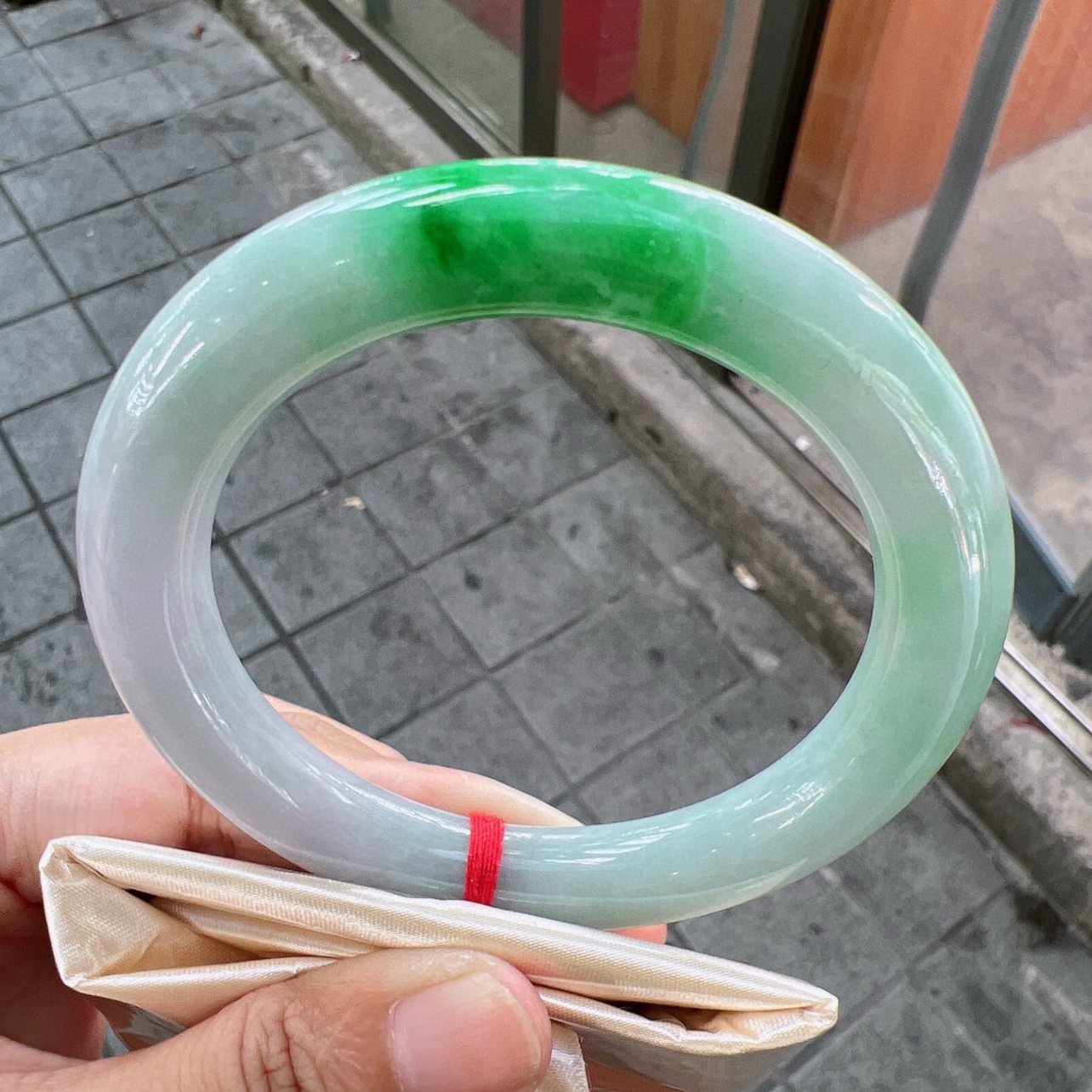 胖圆条57圈口白底青飘辣阳绿起光老坑种翡翠手镯玉镯子平洲圆福镯