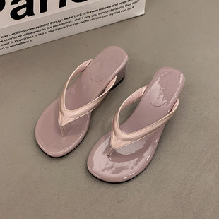 配裙子坡跟夹趾凉拖鞋 超火高跟凉鞋 女 子夏外穿2026新款 人字拖女鞋