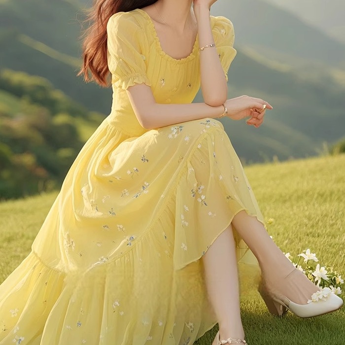 黄色碎花连衣裙2025新款女夏桔梗法式气质独特超好看长款裙子夏季
