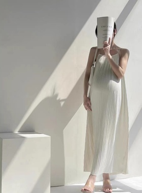 孕妇优雅简约连衣裙高级感法式垂感风琴褶吊带连衣裙宽松遮肚长裙