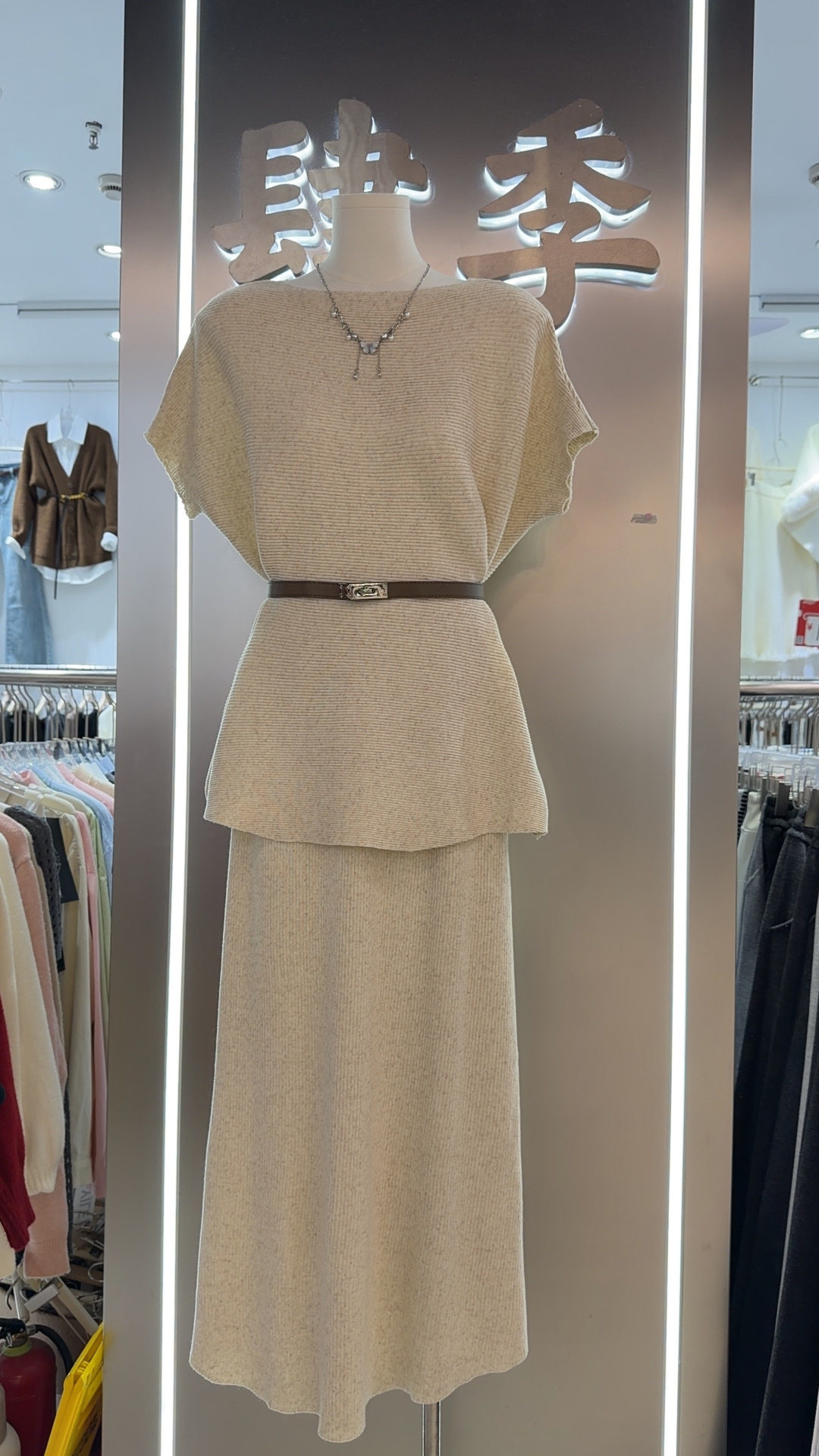 夏季新款高级感纯色一字肩辣妹收腰上衣女显瘦高腰半身裙套装潮