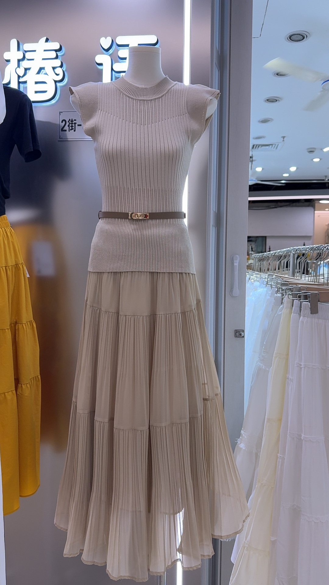 2026新款韩版别致设计感纯欲辣妹风无袖针织上衣女褶皱半身裙套装