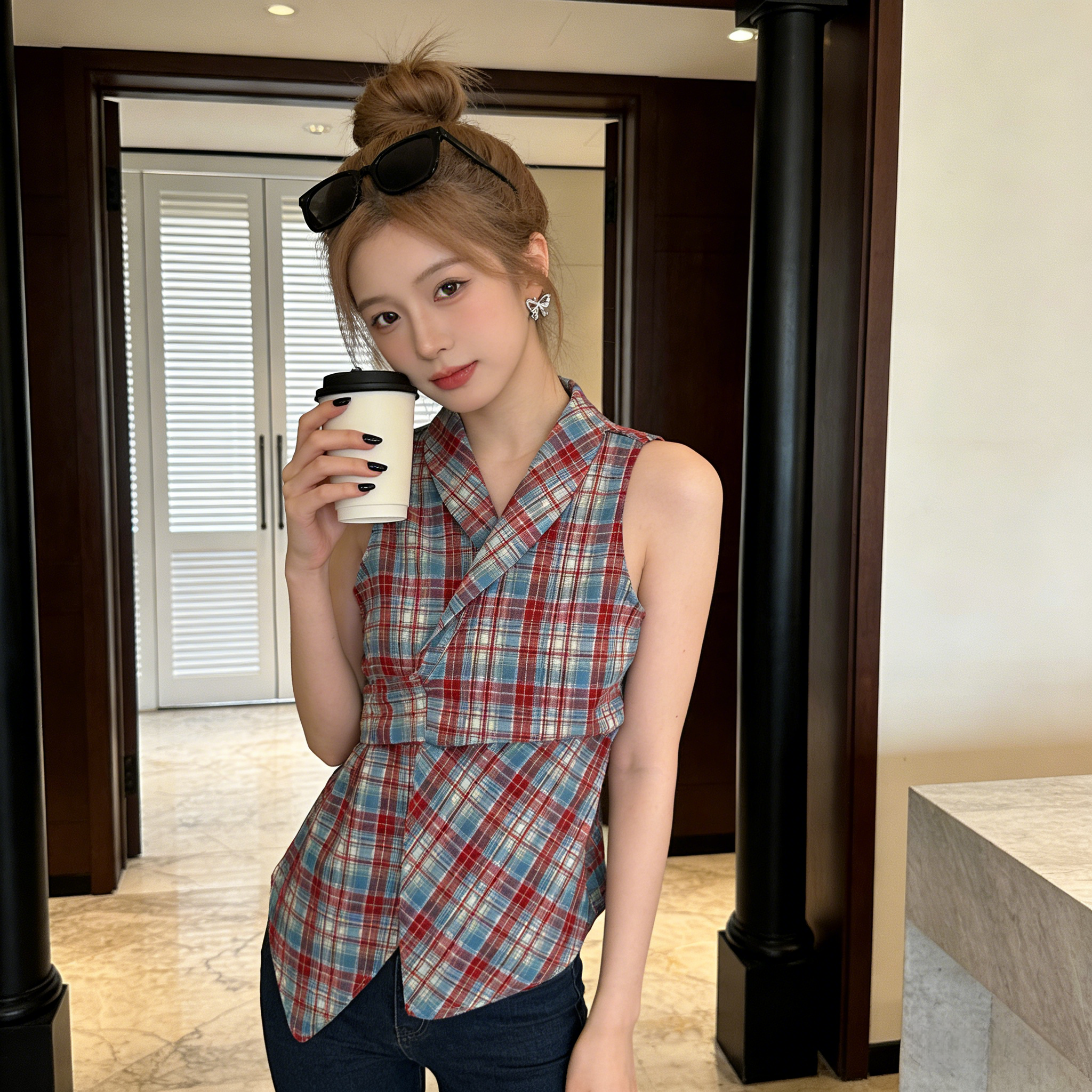 辣妹风v领红色格子背心女2026夏款后背绑带无袖衬衫法式西装上衣