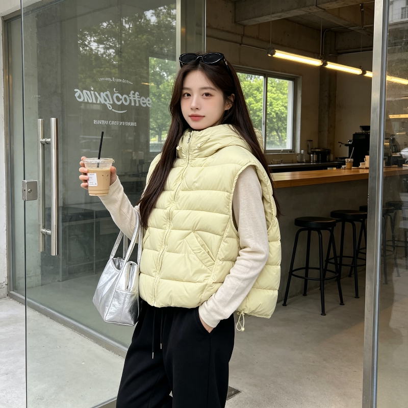 奶黄色温柔风减龄设计感连帽宽松大码小个子无袖坎肩棉服马夹女潮