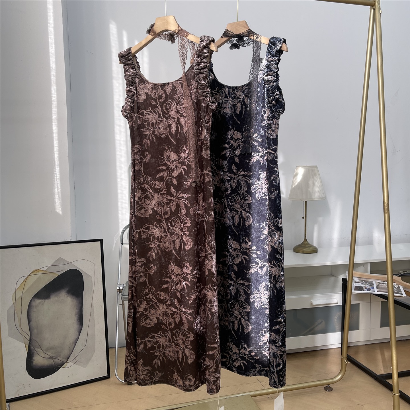 御姐修身显瘦碎花吊带连衣裙女2025秋冬新款法式漂亮掐腰裙