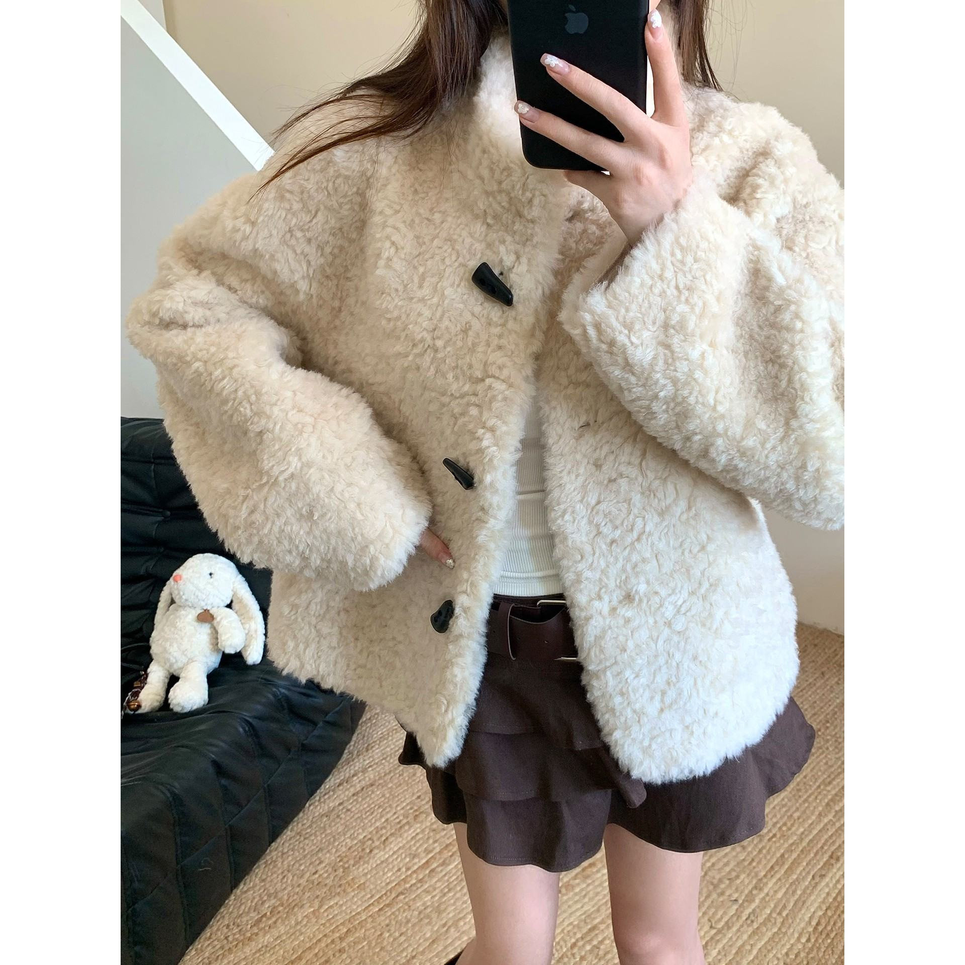 今年流行特惠立领牛角扣短款羊羔毛外套女2025冬季新款时尚气质,女装/女士精品,皮草,淘宝优惠券,粉丝福利购,淘宝优惠卷