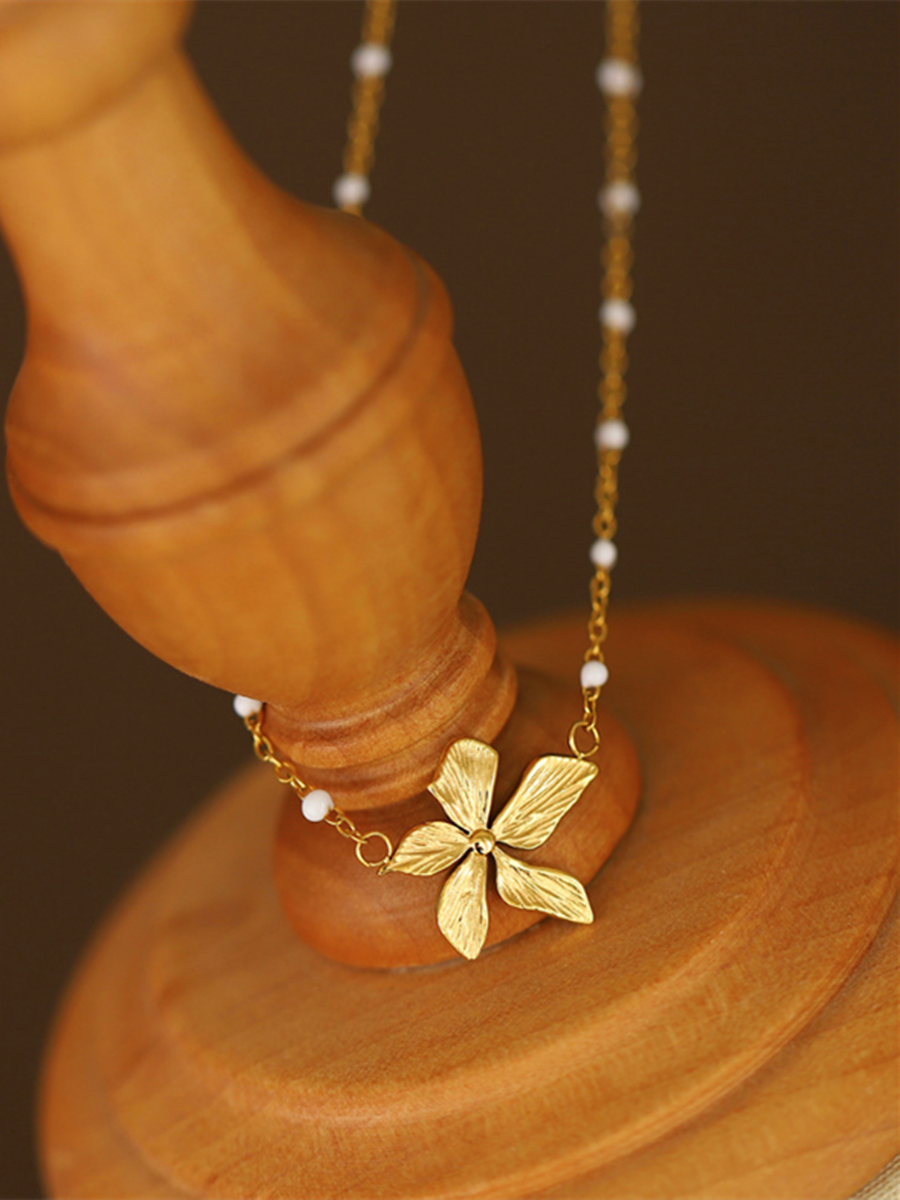 欧美钛钢镀18k金珐琅小白珠花朵锁骨链度假风唯美花瓣项链不掉色