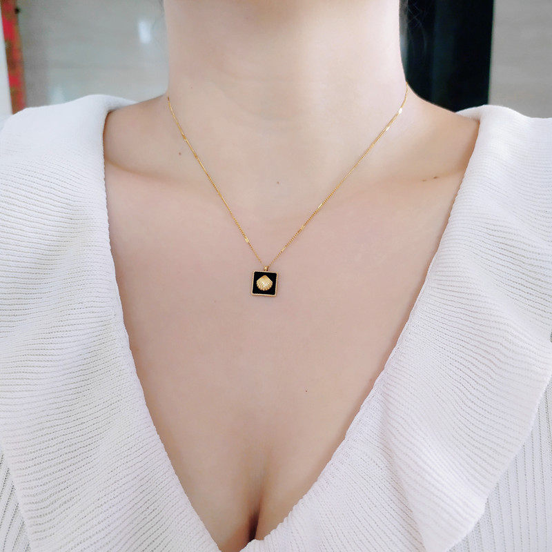 新年夏季新款镀18K金色黑小方块贝壳项链女复古百搭休闲锁骨链潮