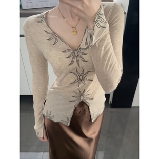 甜辣妹刺绣V领长袖 百搭显瘦内搭打底衫 t恤女秋季 修身 上衣 新款 大码