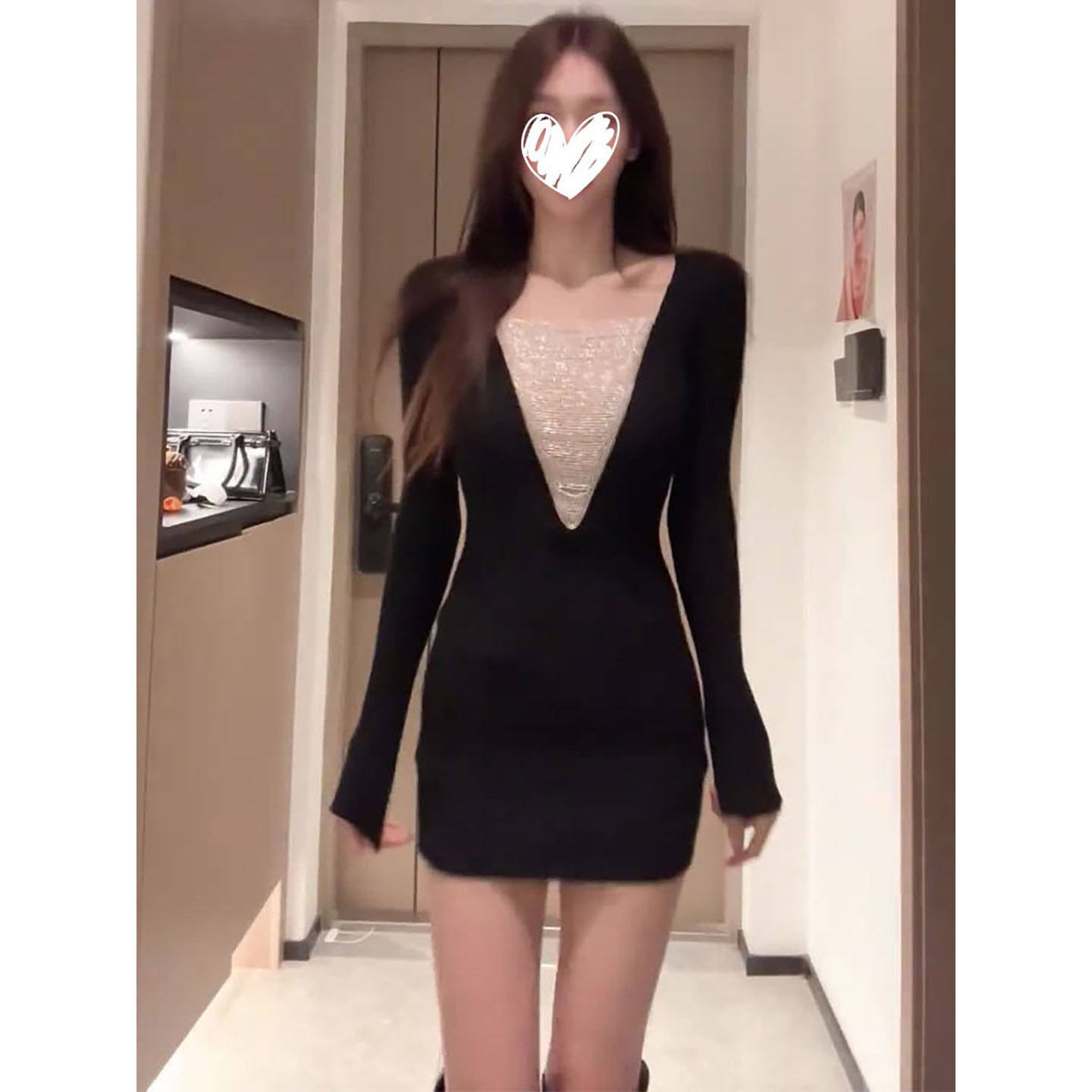 小众设计感纯欲风性感黑色包臀短裙女秋冬新款烫钻V领修身连衣裙